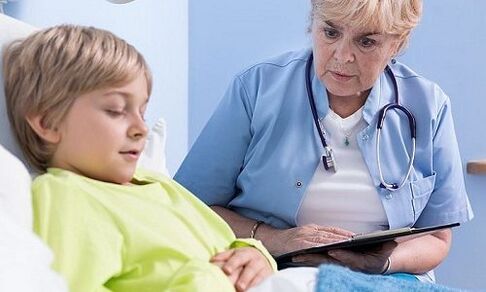 Liječnik i dijete u bolnici